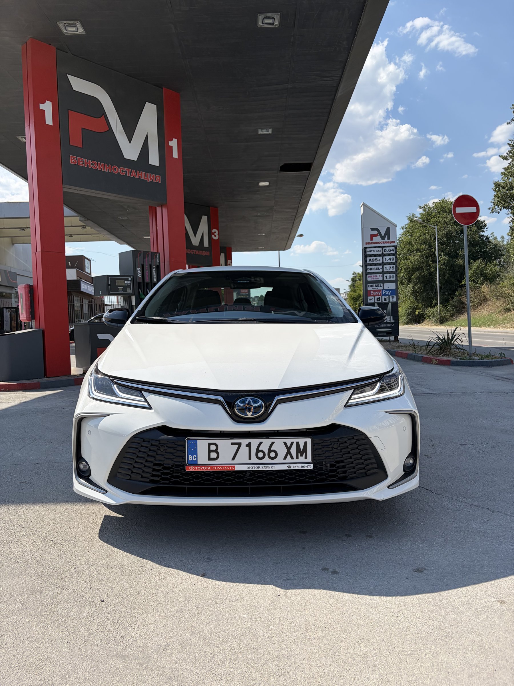 Toyota Corolla Sedan 2026 Hybrid — 1/5