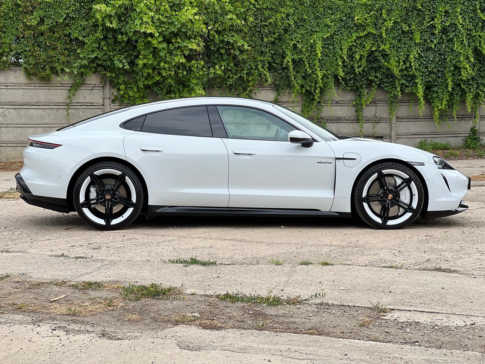 PORSCHE TAYCAN 4S — 6/7