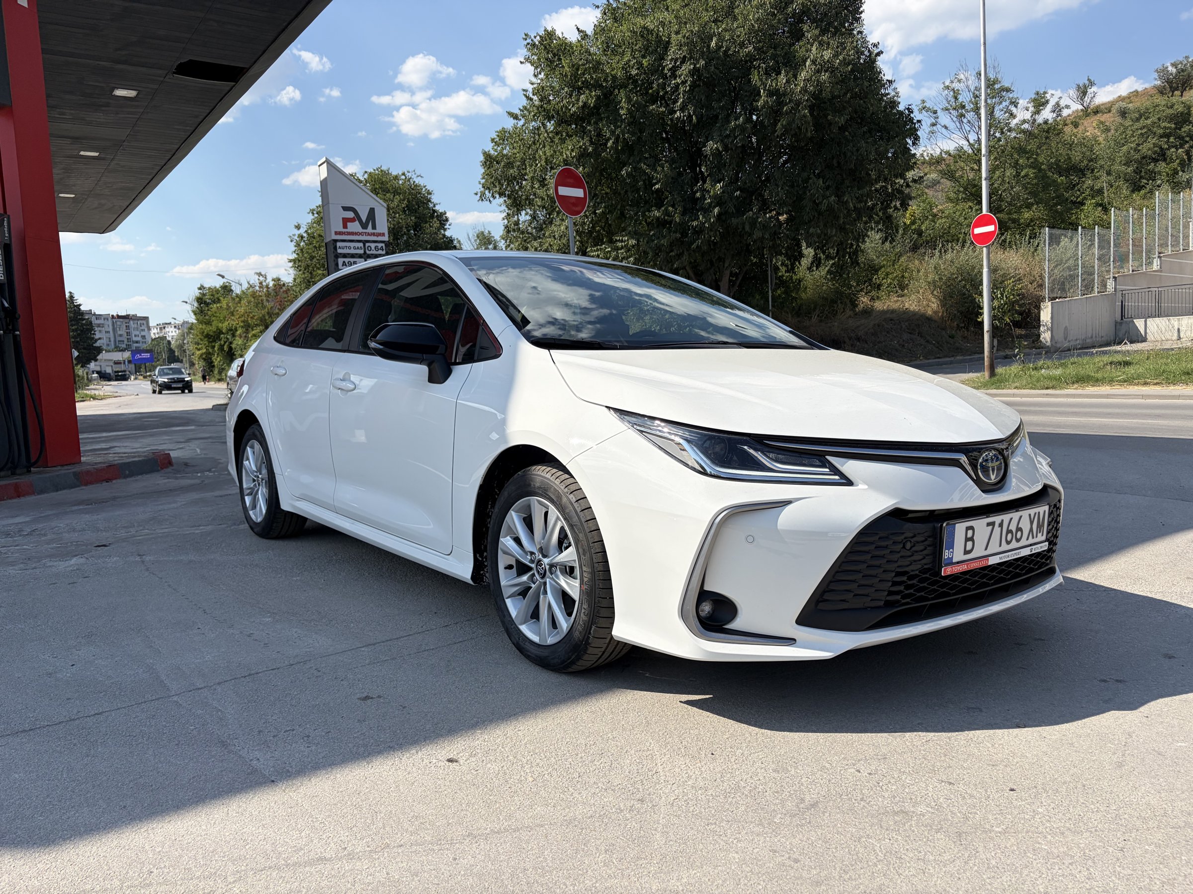 Toyota Corolla Sedan 2026 Hybrid — 4/5